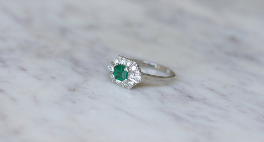 Art Deco Emerald and Diamonds on Platinum Ring - Galerie Pénélope