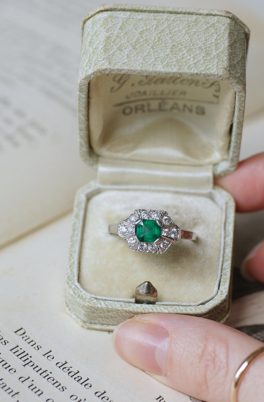 Art Deco Emerald and Diamonds on Platinum Ring - Galerie Pénélope