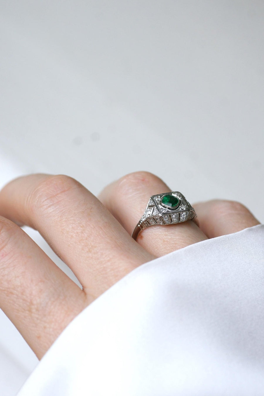Art Deco Emerald and Diamonds on Platinum Ring - Galerie Pénélope