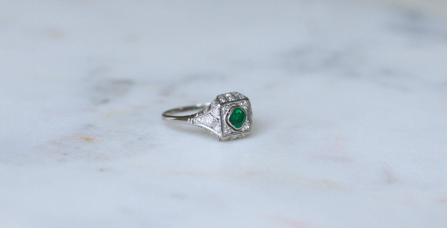 Art Deco Emerald and Diamonds on Platinum Ring - Galerie Pénélope