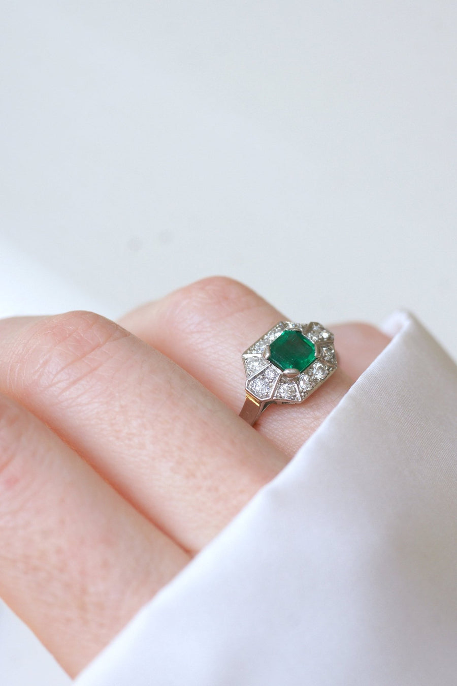 Art Deco Emerald and Diamonds on Platinum Ring - Galerie Pénélope