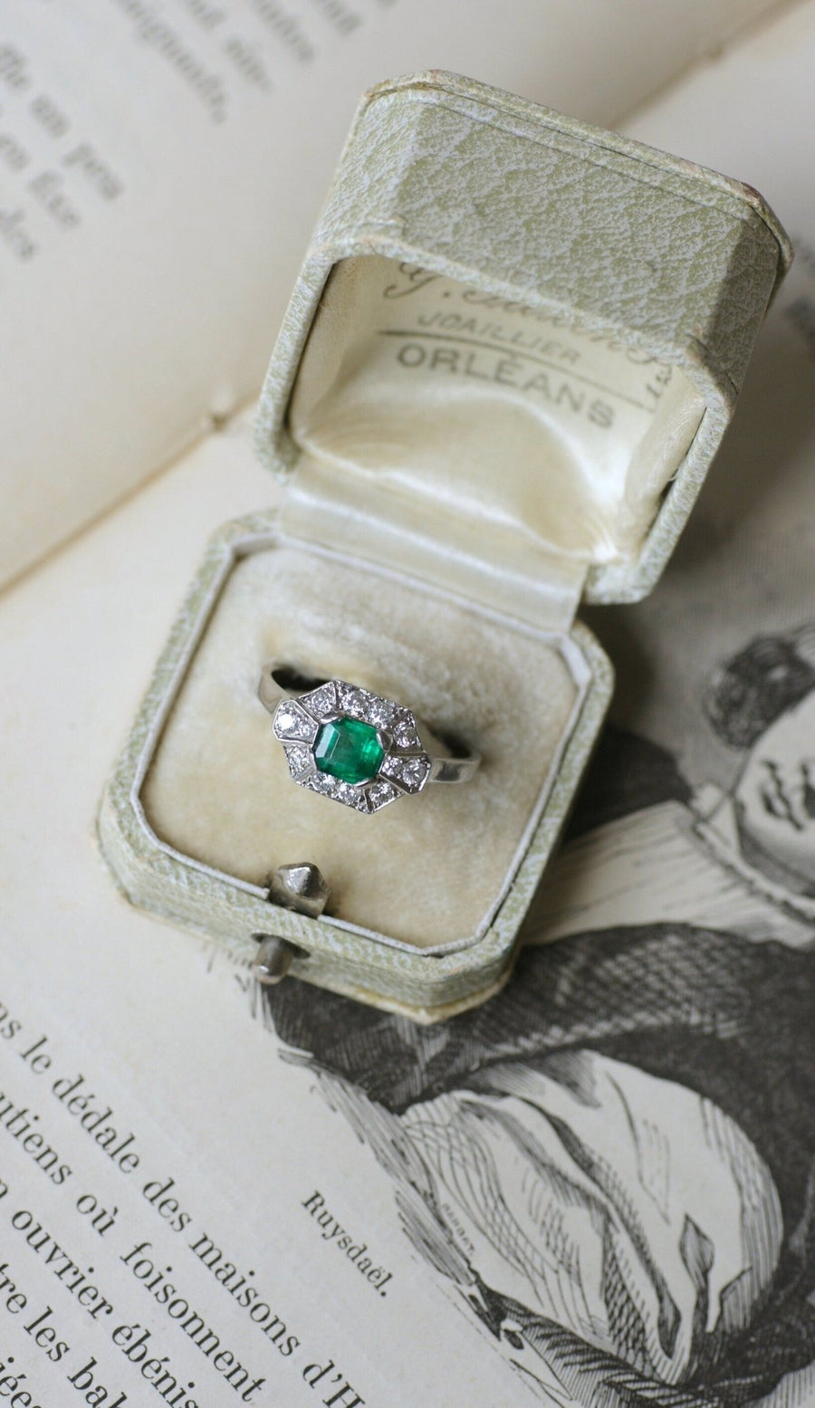 Art Deco Emerald and Diamonds on Platinum Ring - Galerie Pénélope