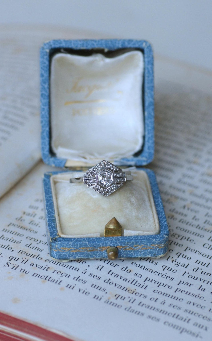 Art Deco Hexagonal Diamond and Platinum Ring - Galerie Pénélope