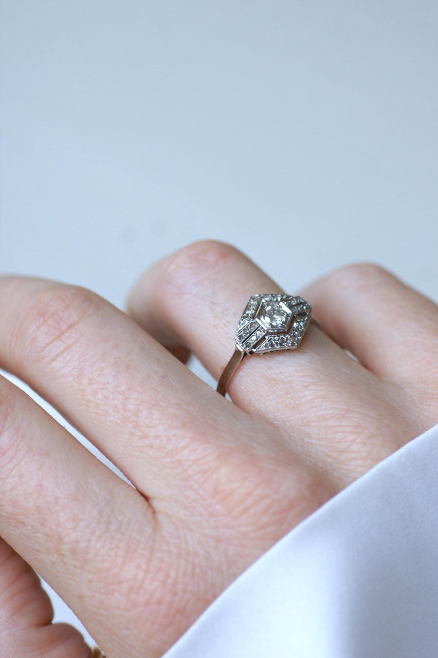 Art Deco Hexagonal Diamond and Platinum Ring - Galerie Pénélope
