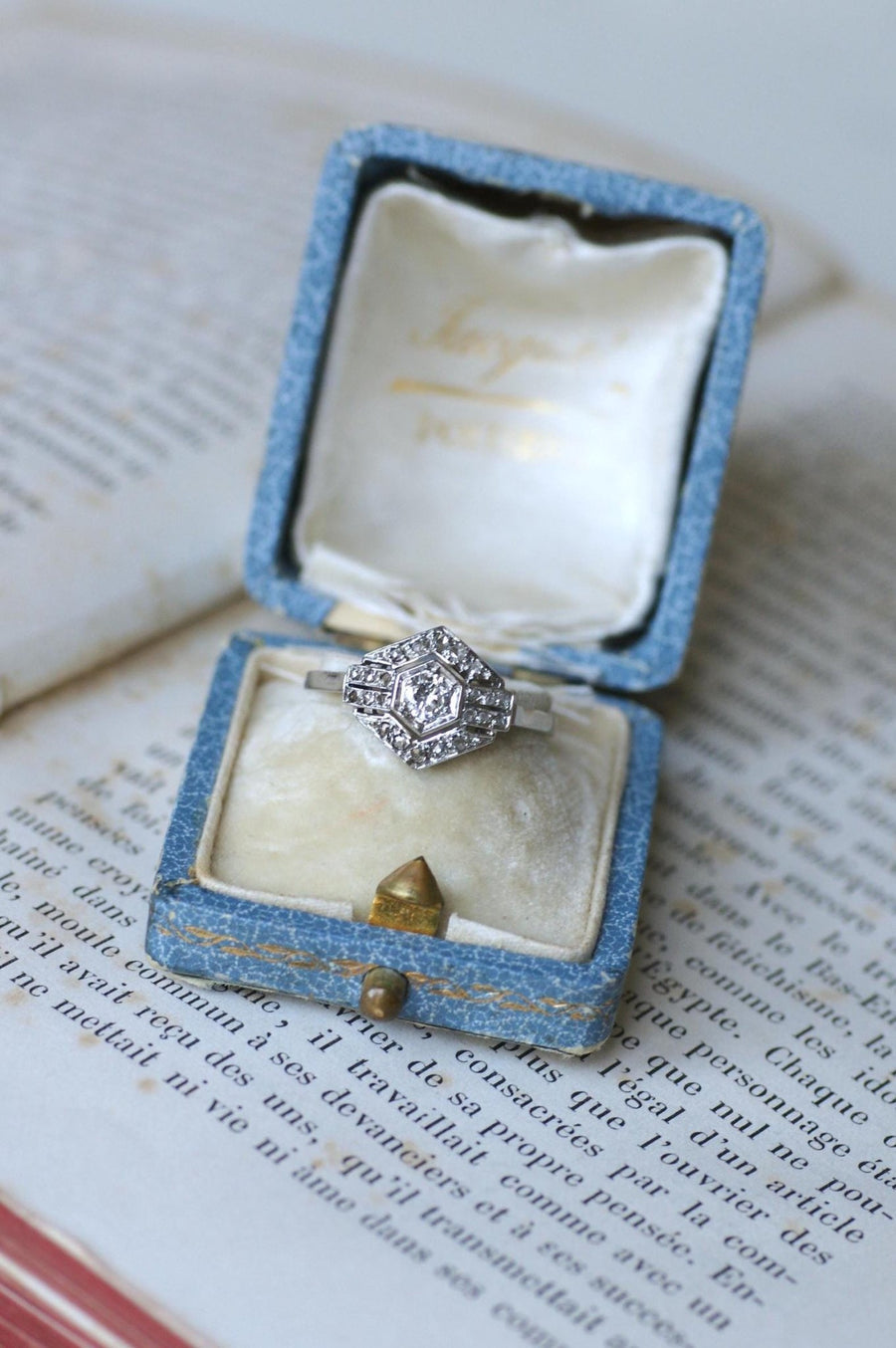 Art Deco Hexagonal Diamond and Platinum Ring - Galerie Pénélope