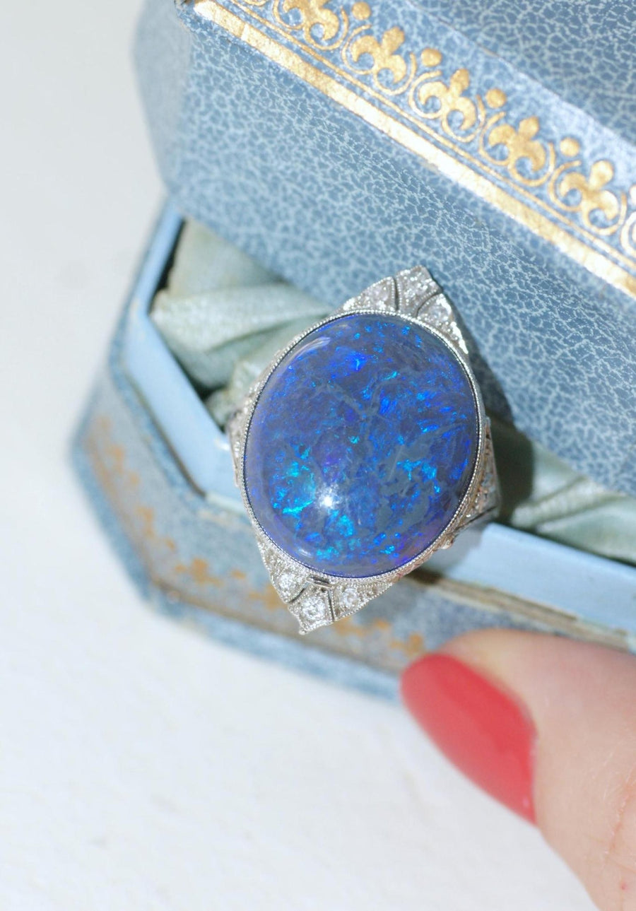 Art Deco Black Opal and Diamonds on Platinum Ring - Galerie Pénélope