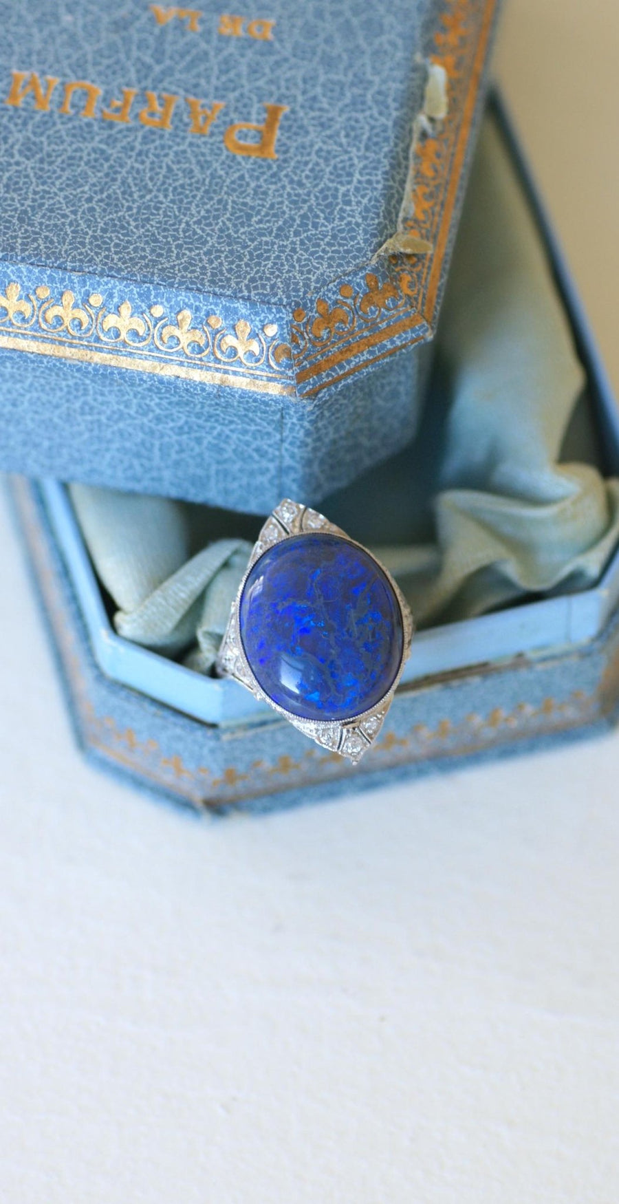 Art Deco Black Opal and Diamonds on Platinum Ring - Galerie Pénélope