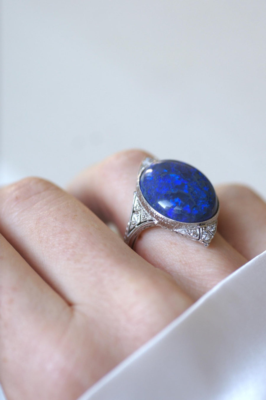 Art Deco Black Opal and Diamonds on Platinum Ring - Galerie Pénélope