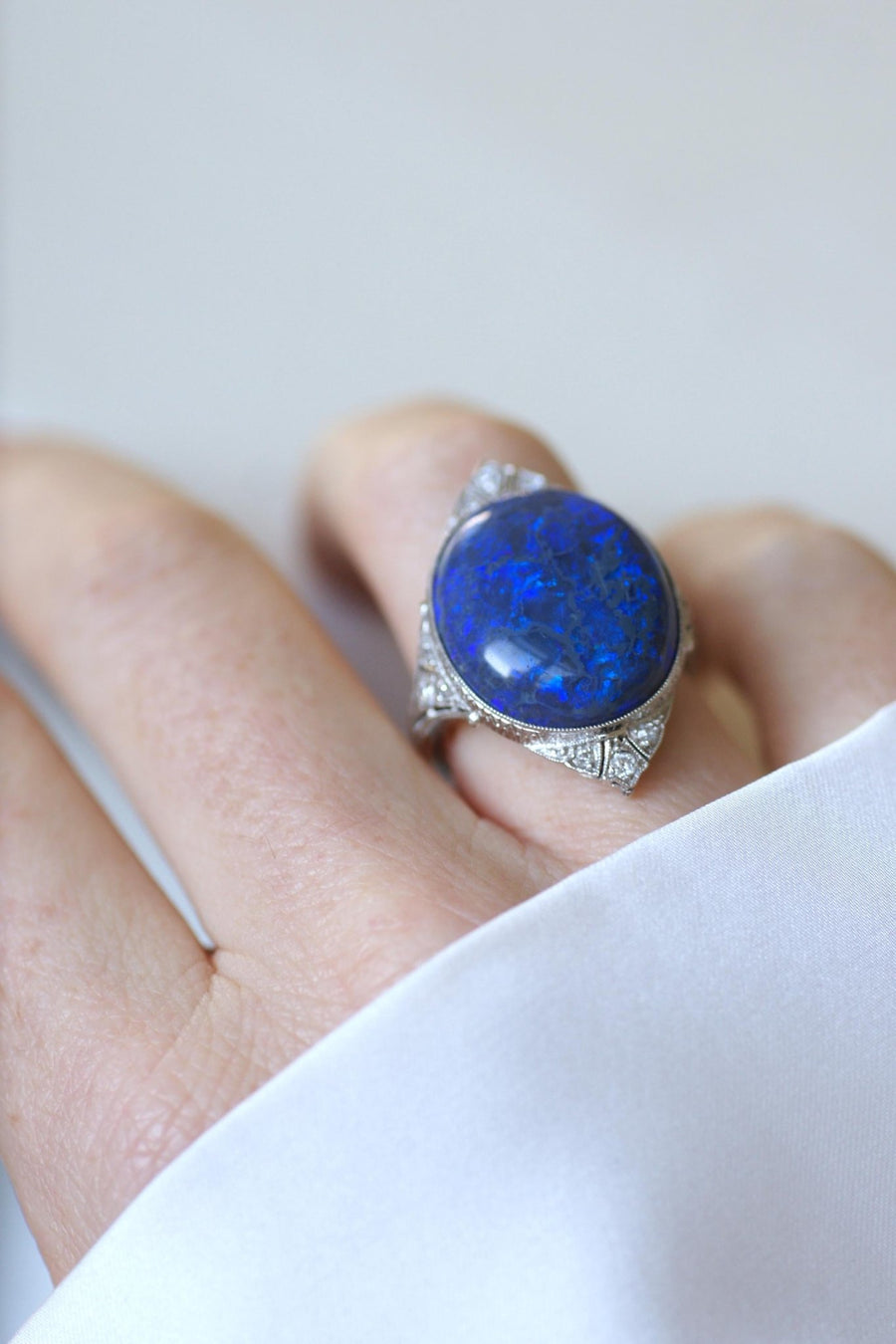 Art Deco Black Opal and Diamonds on Platinum Ring - Galerie Pénélope