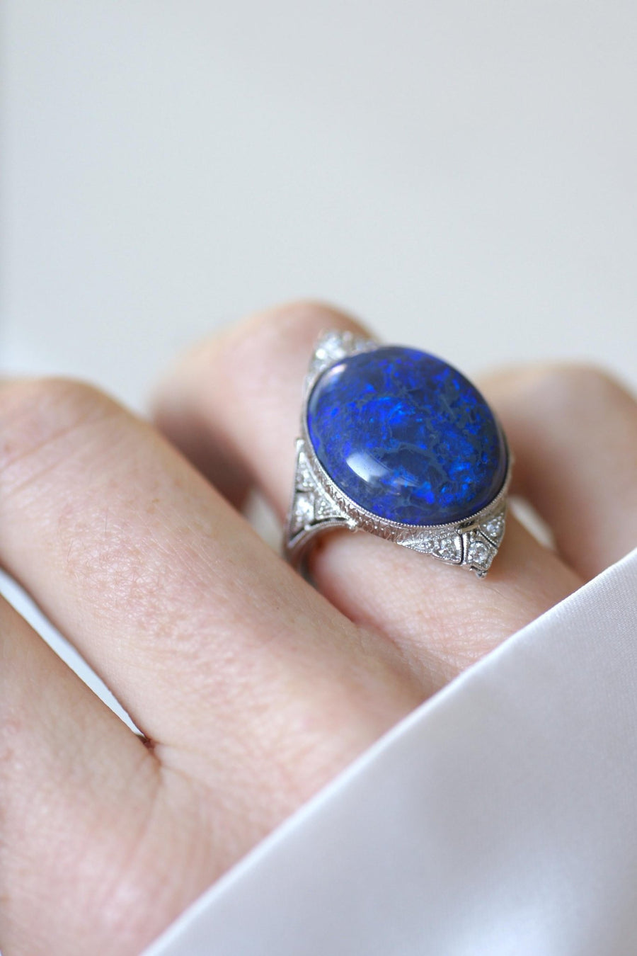 Art Deco Black Opal and Diamonds on Platinum Ring - Galerie Pénélope