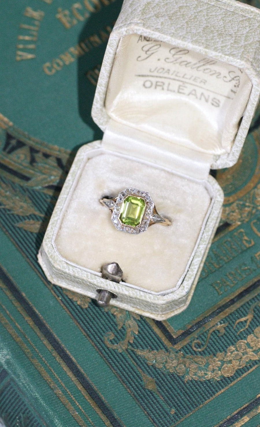 Art Deco Peridot and Diamond Ring - Galerie Pénélope