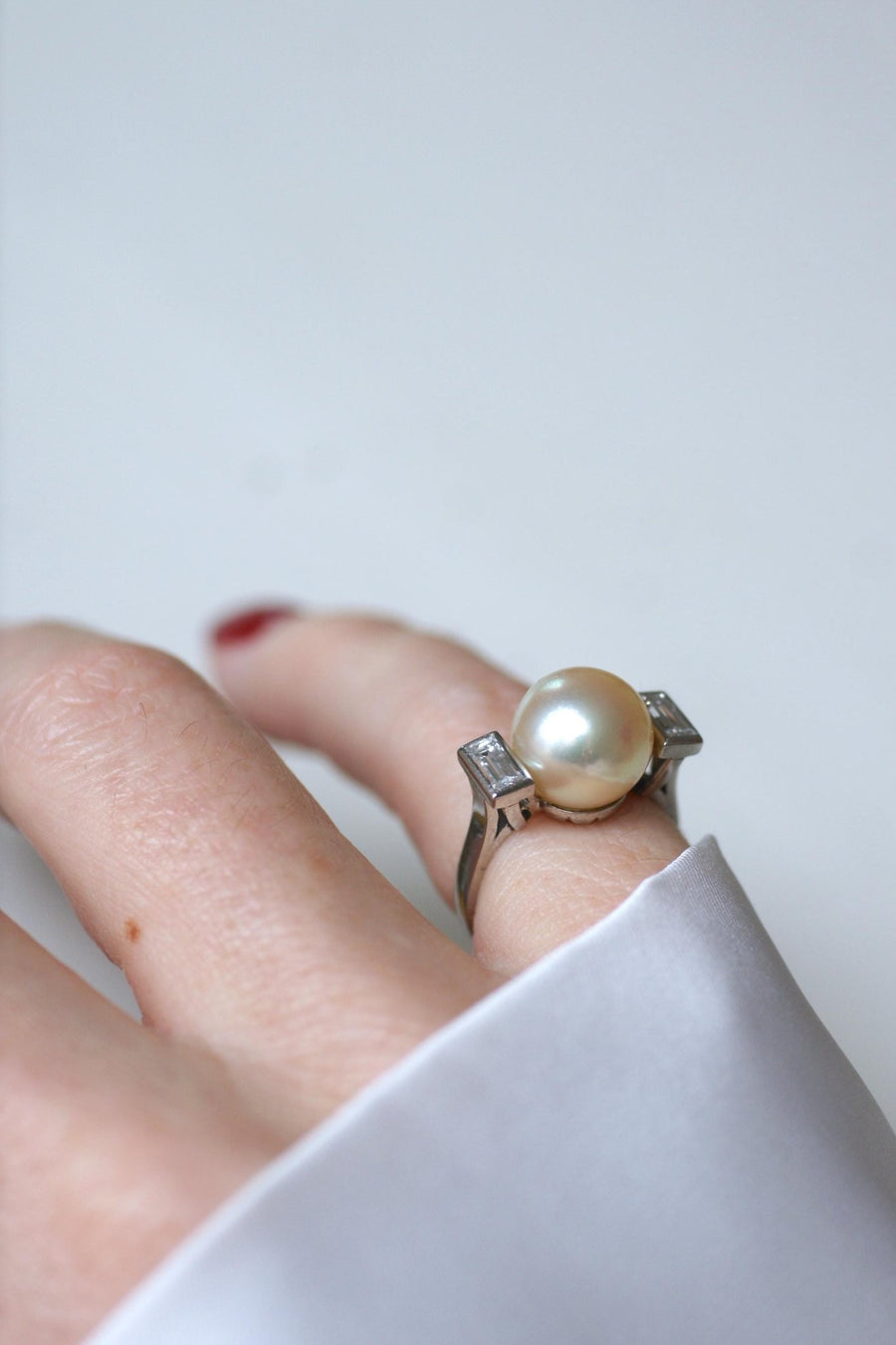 Art Deco Pearl and Diamond Baguette Ring on Platinum - Galerie Pénélope