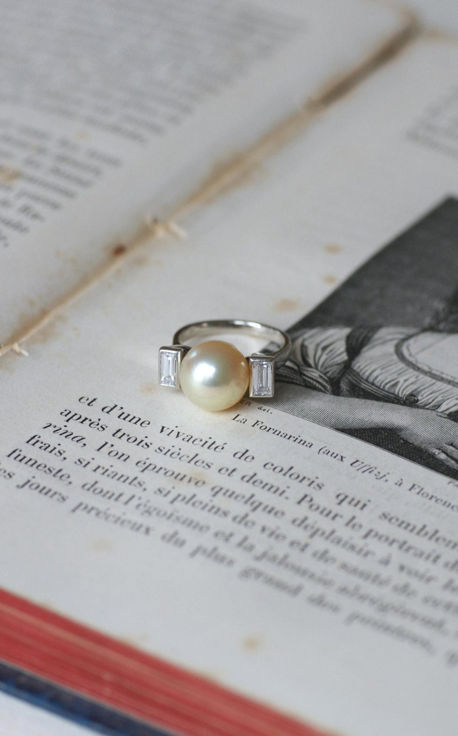 Art Deco Pearl and Diamond Baguette Ring on Platinum - Galerie Pénélope