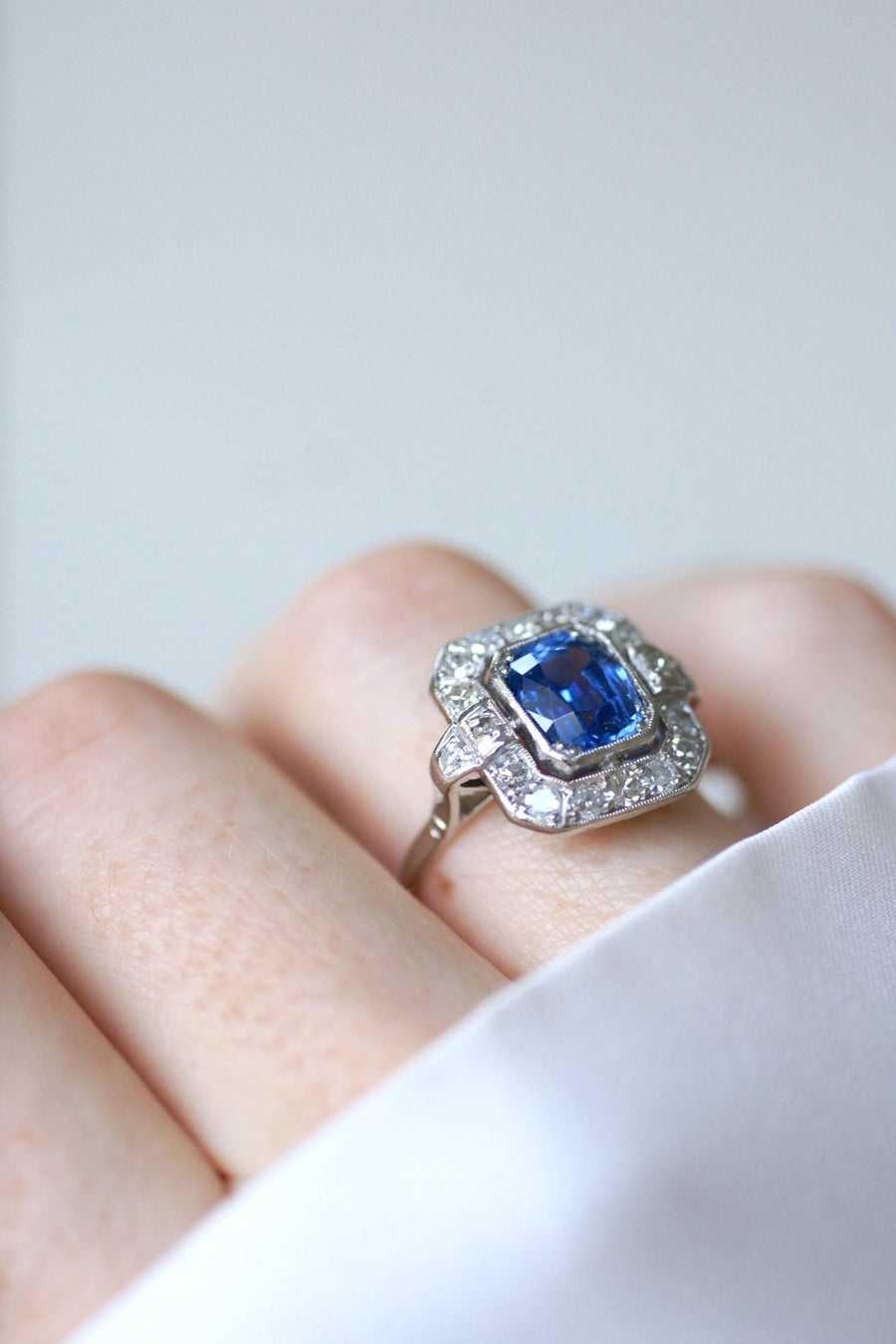 Ceylon Sapphire 2.68 Cts and Diamonds Art Deco Ring - Galerie Pénélope