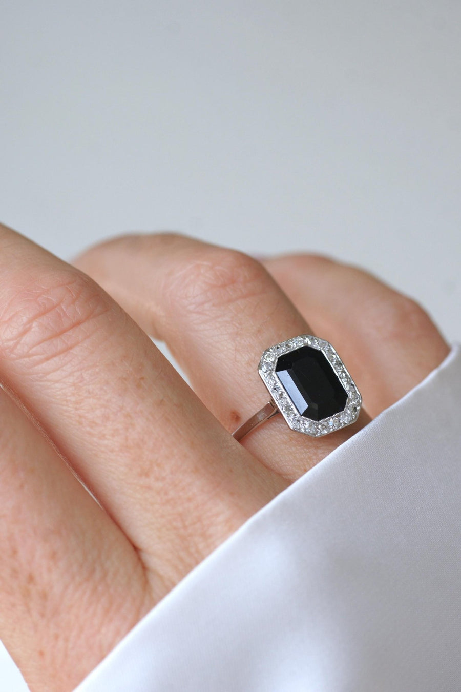 Art Deco Sapphire Ring Surrounded by Diamonds - Galerie Pénélope