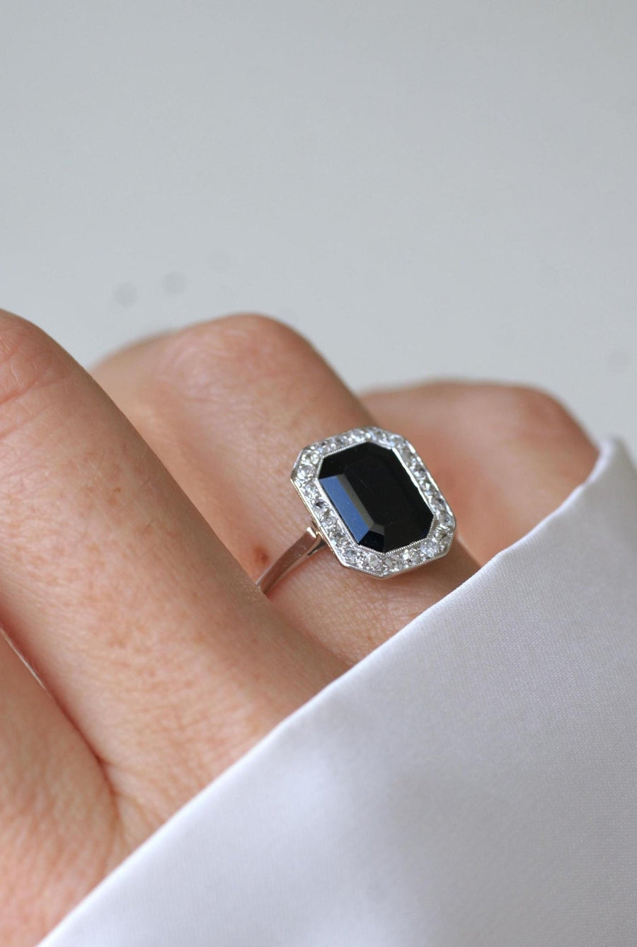 Art Deco Sapphire Ring Surrounded by Diamonds - Galerie Pénélope