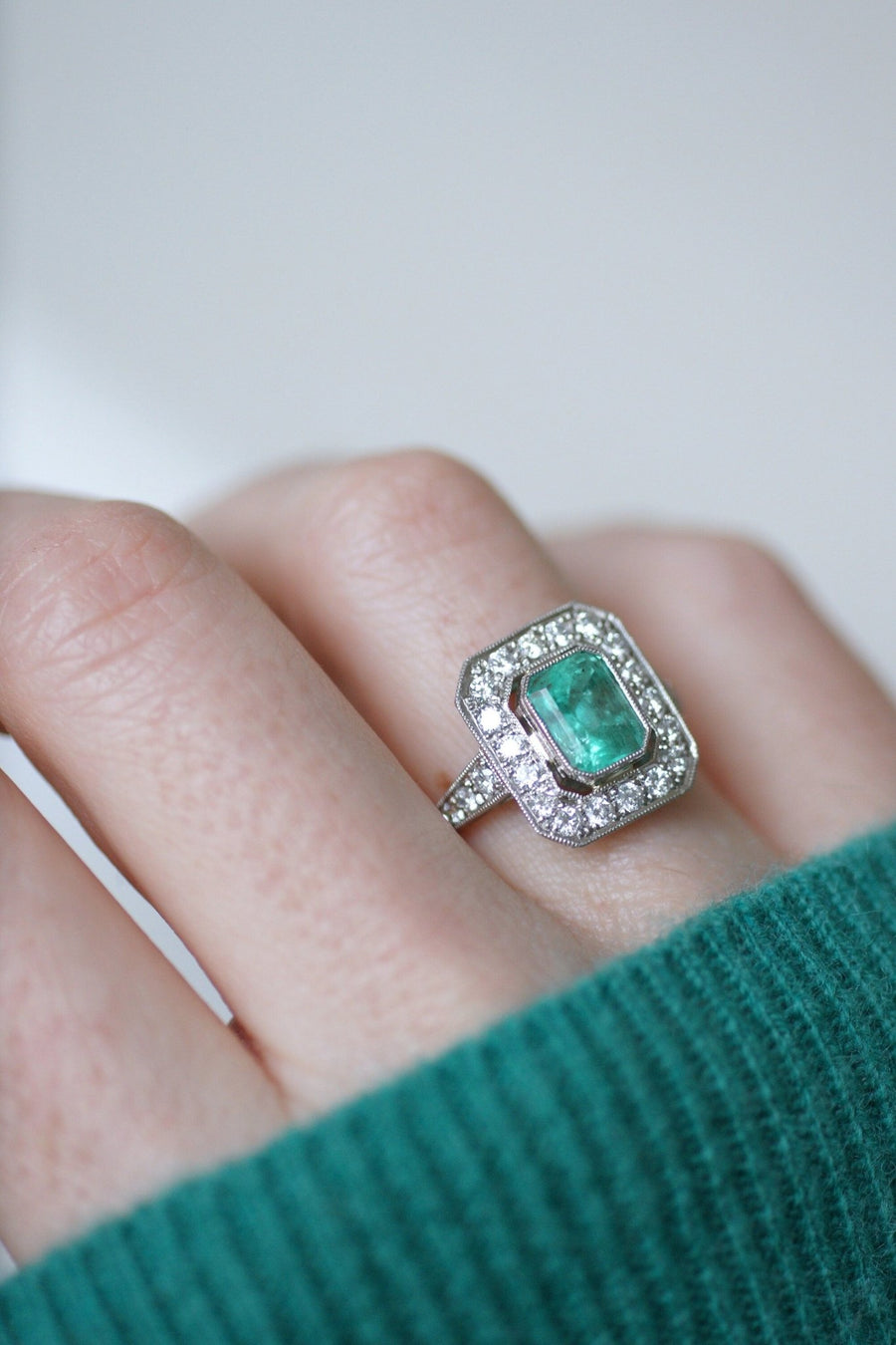 Colombian Emerald 2.30 Cts Ring with Art Deco Diamonds - Galerie Pénélope