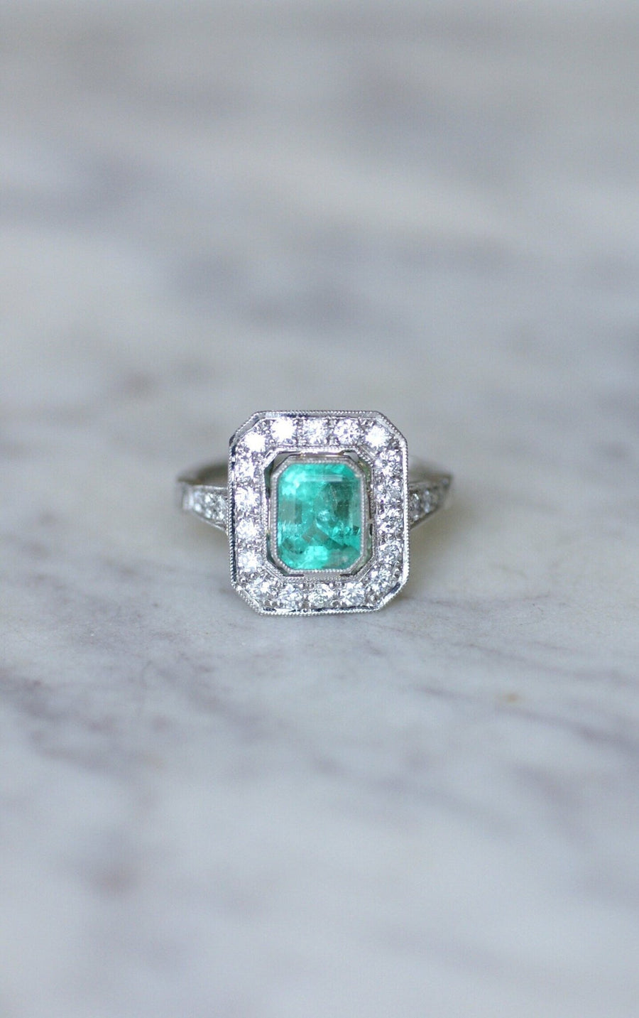 Colombian Emerald 2.30 Cts Ring with Art Deco Diamonds - Galerie Pénélope