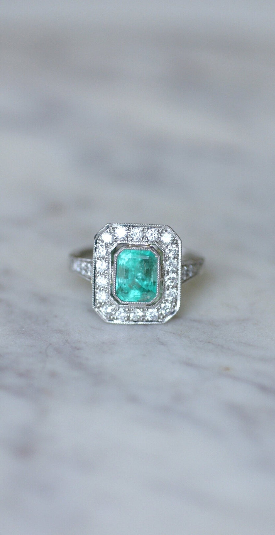 Colombian Emerald 2.30 Cts Ring with Art Deco Diamonds - Galerie Pénélope