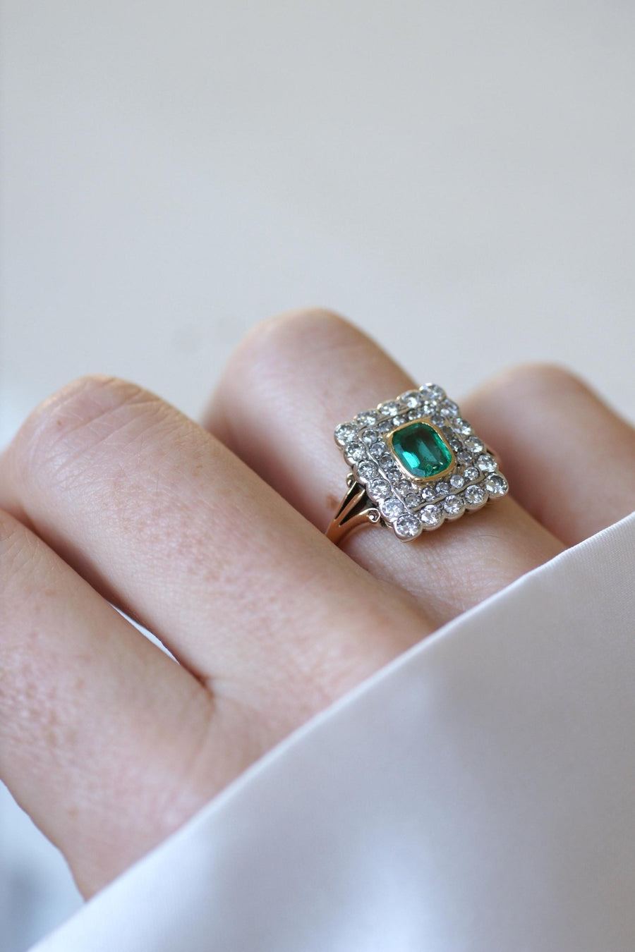 Colombian Emerald Ring Double Surrounded by Diamonds - Galerie Pénélope