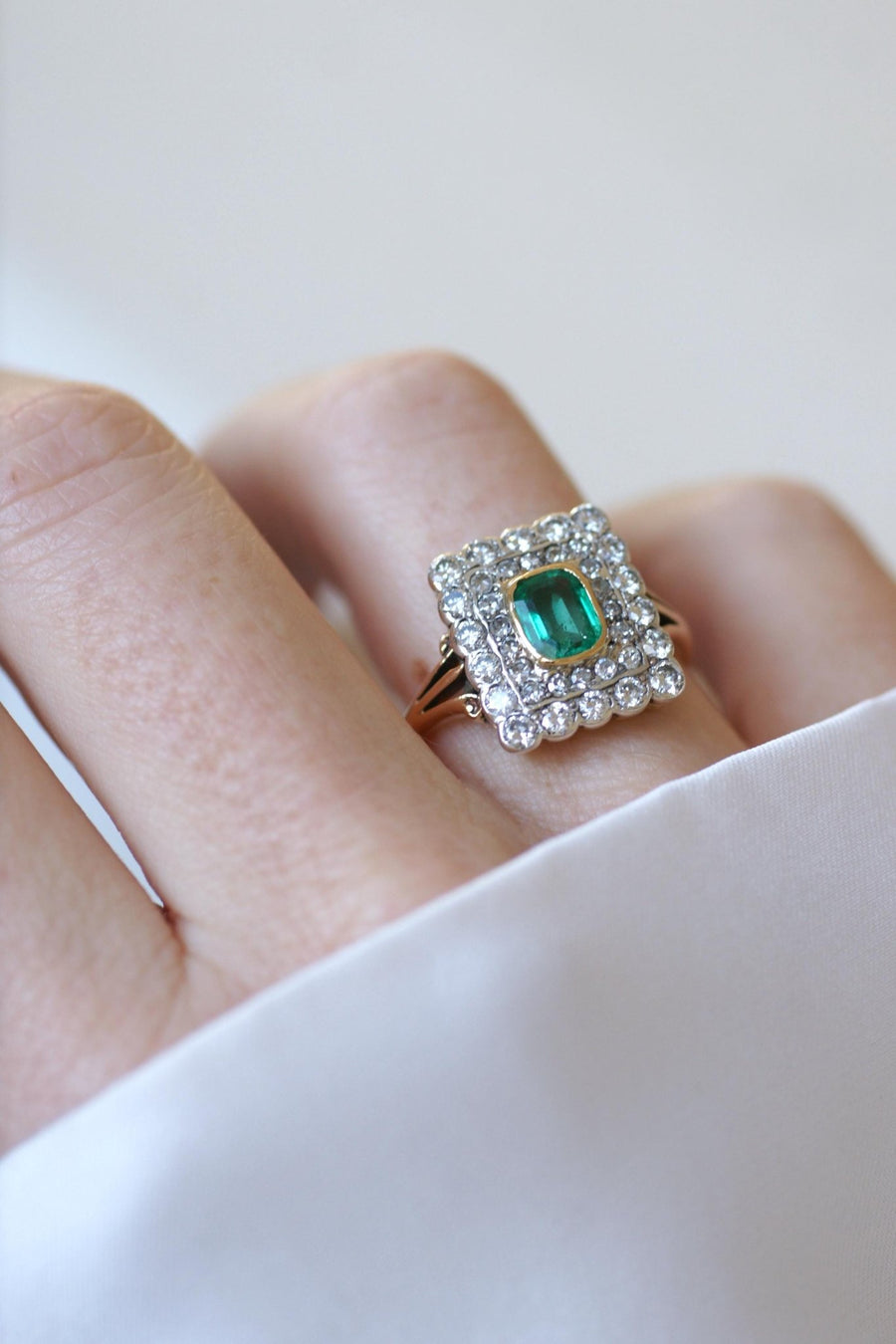 Colombian Emerald Ring Double Surrounded by Diamonds - Galerie Pénélope