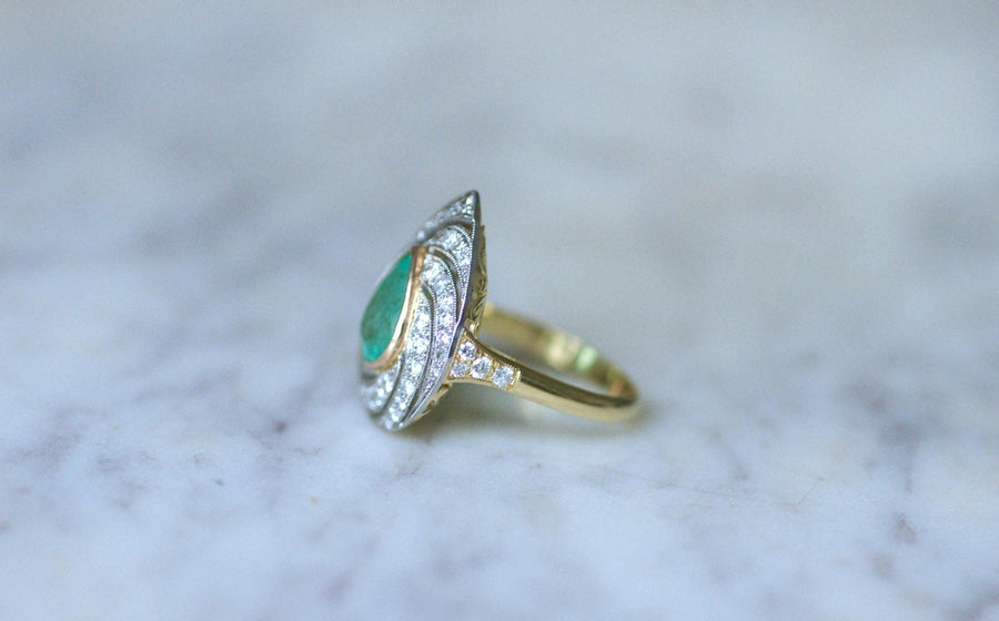 Colombian Emerald Pear Ring Surrounded by Diamonds on Gold - Galerie Pénélope