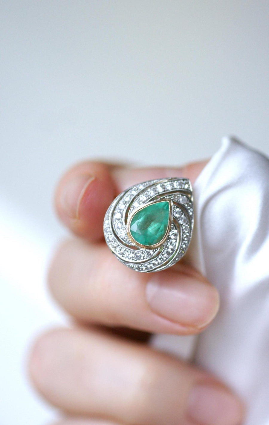 Colombian Emerald Pear Ring Surrounded by Diamonds on Gold - Galerie Pénélope