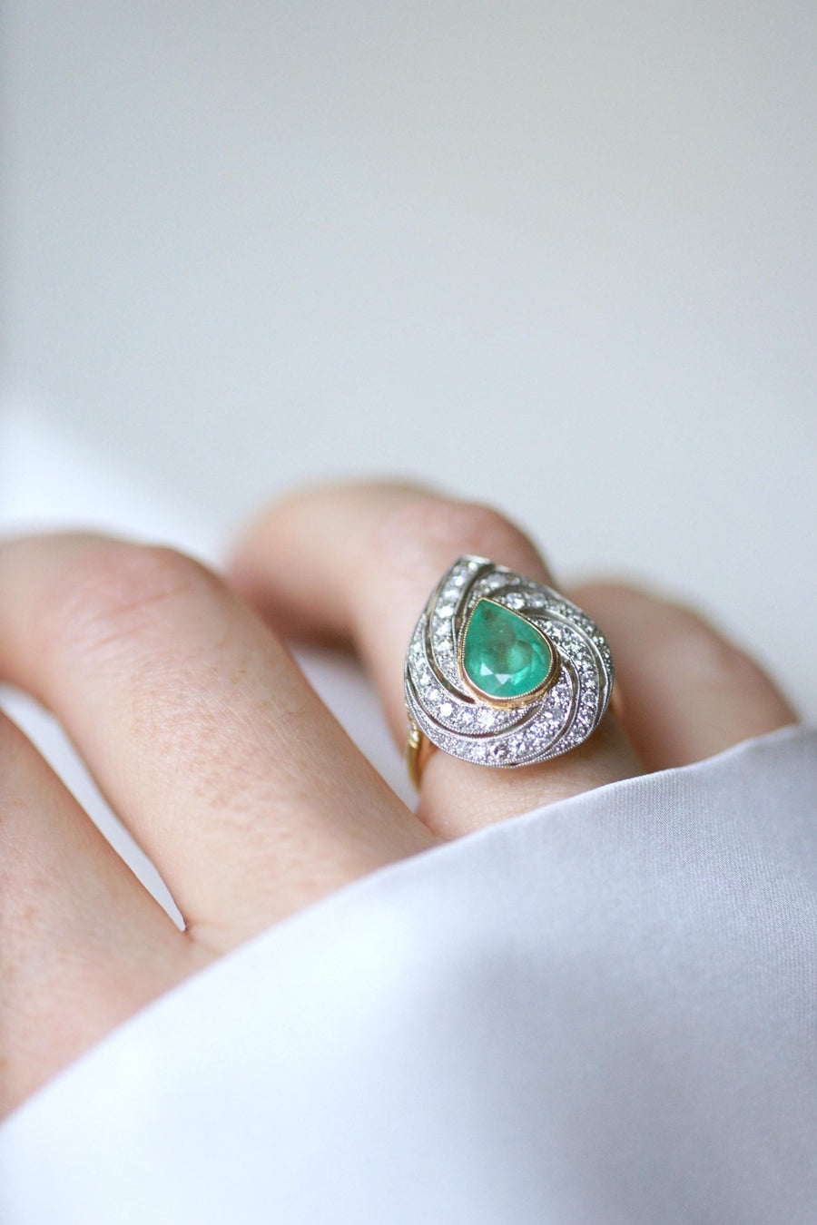 Colombian Emerald Pear Ring Surrounded by Diamonds on Gold - Galerie Pénélope