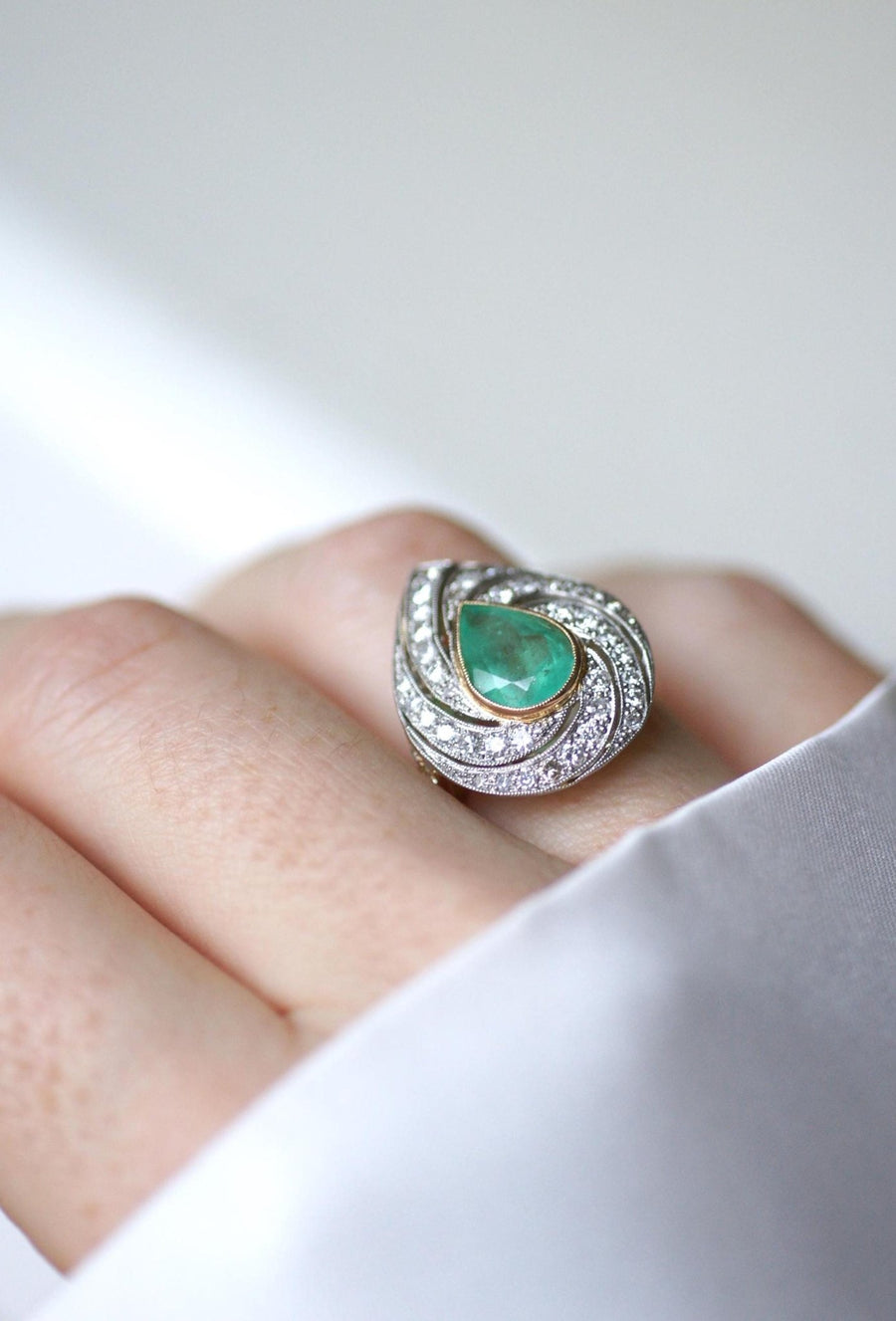 Colombian Emerald Pear Ring Surrounded by Diamonds on Gold - Galerie Pénélope