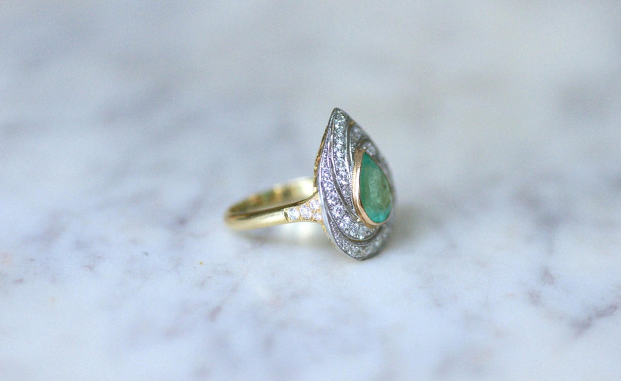 Colombian Emerald Pear Ring Surrounded by Diamonds on Gold - Galerie Pénélope