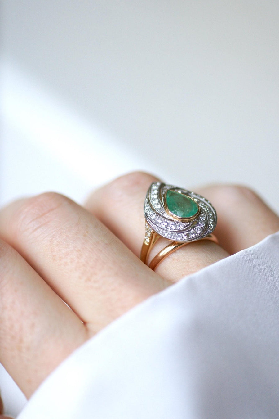 Colombian Emerald Pear Ring Surrounded by Diamonds on Gold - Galerie Pénélope