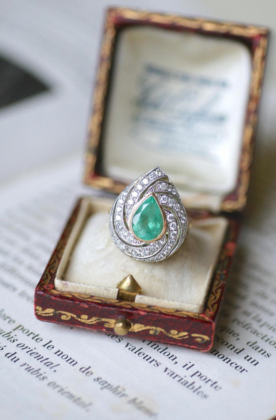 Colombian Emerald Pear Ring Surrounded by Diamonds on Gold - Galerie Pénélope