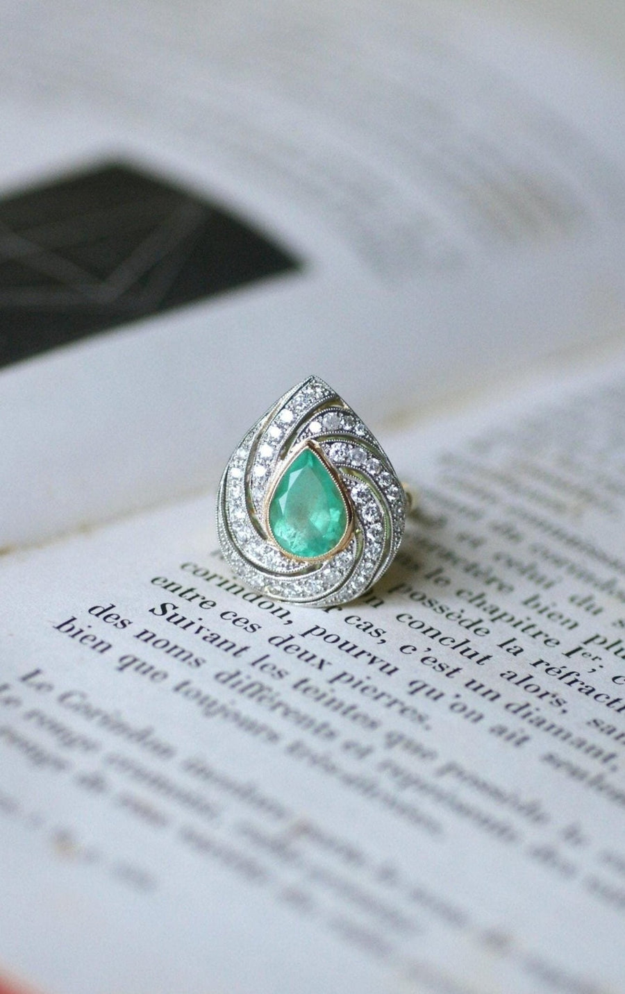 Colombian Emerald Pear Ring Surrounded by Diamonds on Gold - Galerie Pénélope