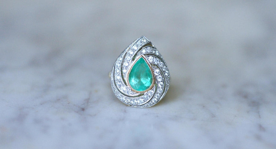 Colombian Emerald Pear Ring Surrounded by Diamonds on Gold - Galerie Pénélope