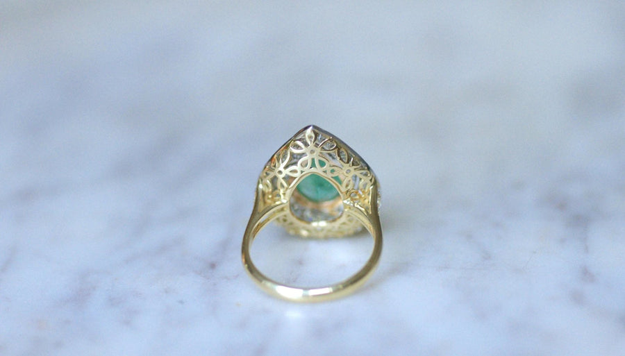 Colombian Emerald Pear Ring Surrounded by Diamonds on Gold - Galerie Pénélope