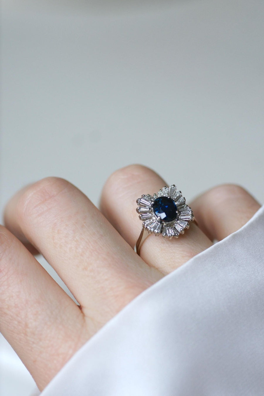 Sapphire and Diamonds on White Gold Skirt Ring - Galerie Pénélope