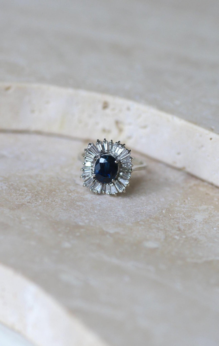 Sapphire and Diamonds on White Gold Skirt Ring - Galerie Pénélope