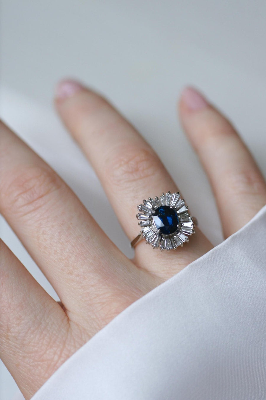 Sapphire and Diamonds on White Gold Skirt Ring - Galerie Pénélope