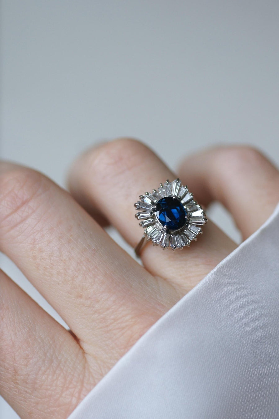 Sapphire and Diamonds on White Gold Skirt Ring - Galerie Pénélope