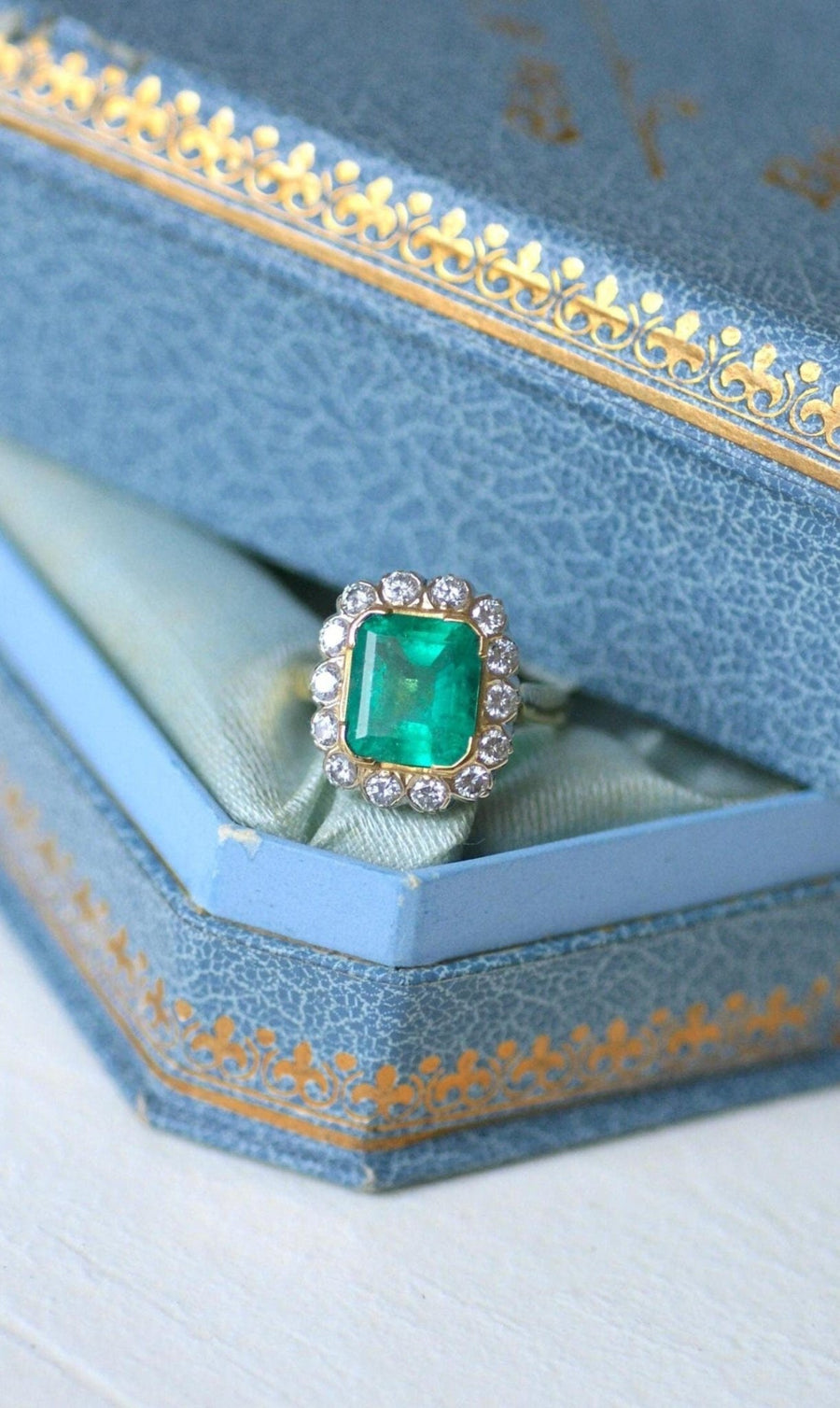 3.20 Cts Colombian Emerald Daisy Ring with Diamonds - Galerie Pénélope