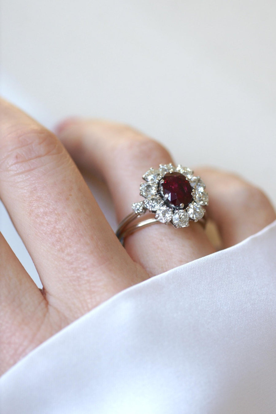 Daisy Ring Unheated Birman Ruby 1.60 Cts and Diamonds - Galerie Pénélope