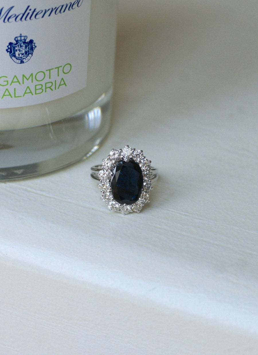 Marguerite Sapphire Ring Surrounded by White Gold Diamonds - Galerie Pénélope