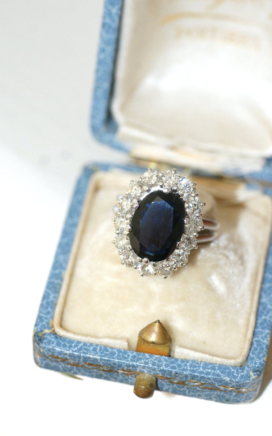 Marguerite Sapphire Ring Surrounded by White Gold Diamonds - Galerie Pénélope