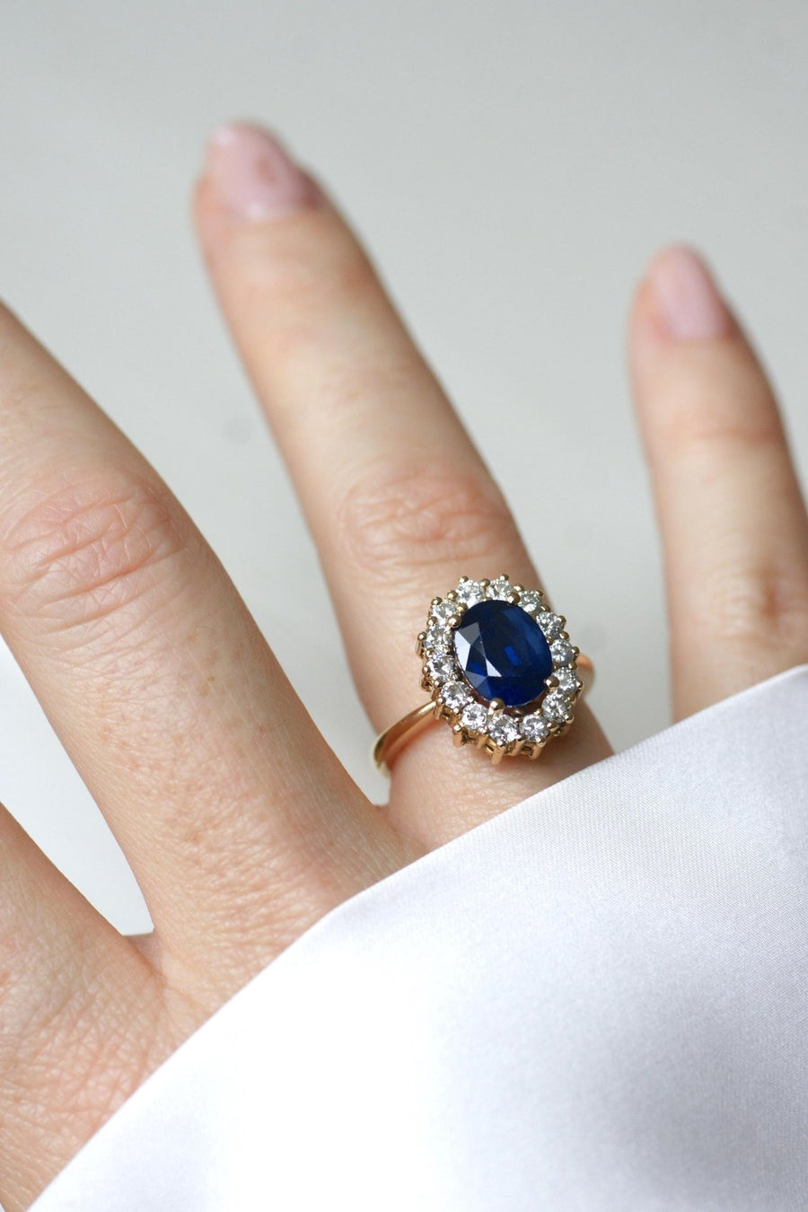 Marguerite Ring Sapphire and Diamonds on Yellow Gold - Galerie Pénélope