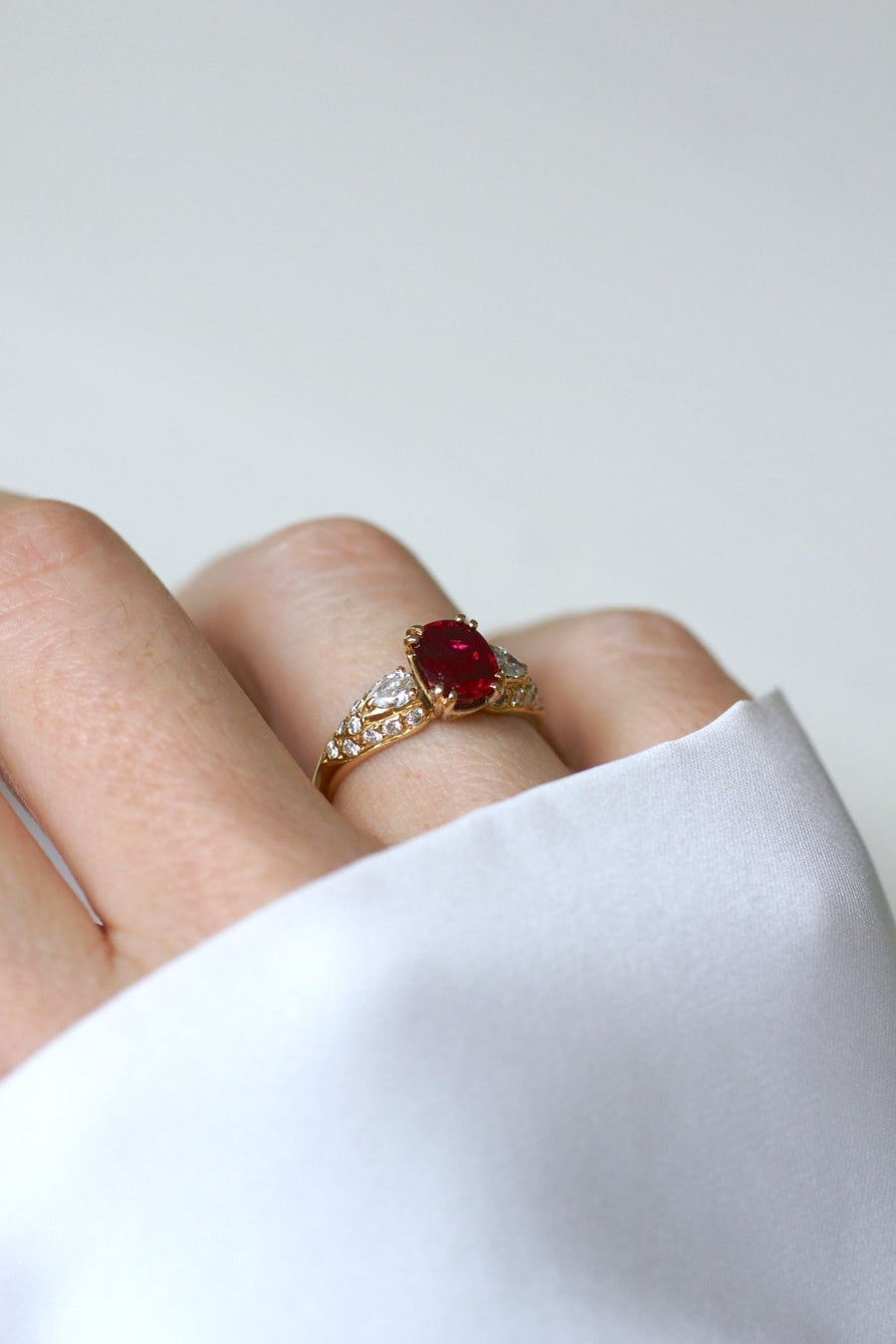1.85 Cts Ruby and Pear Diamond Ring on Yellow Gold - Galerie Pénélope