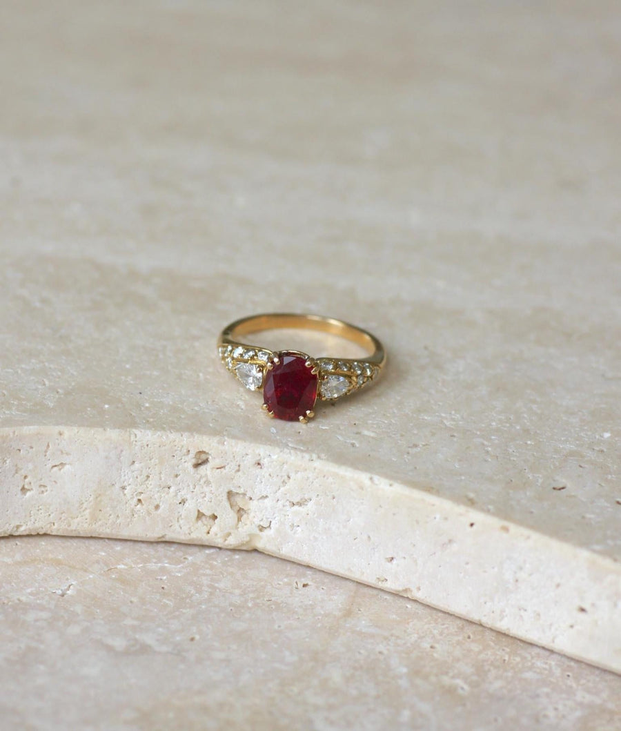 1.85 Cts Ruby and Pear Diamond Ring on Yellow Gold - Galerie Pénélope