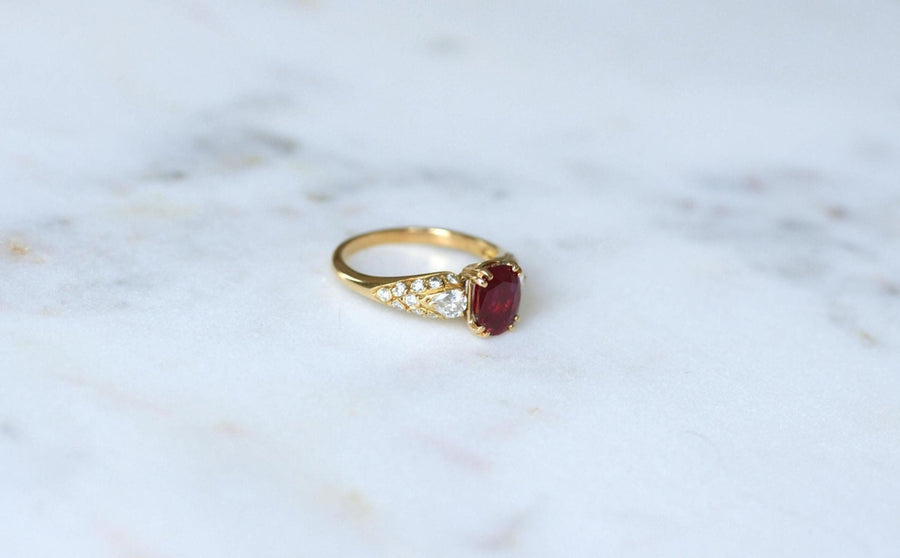 1.85 Cts Ruby and Pear Diamond Ring on Yellow Gold - Galerie Pénélope
