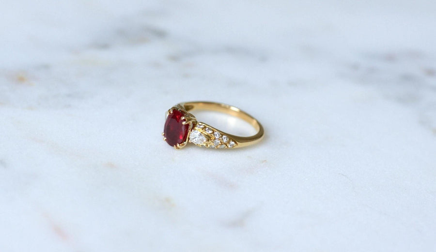 1.85 Cts Ruby and Pear Diamond Ring on Yellow Gold - Galerie Pénélope