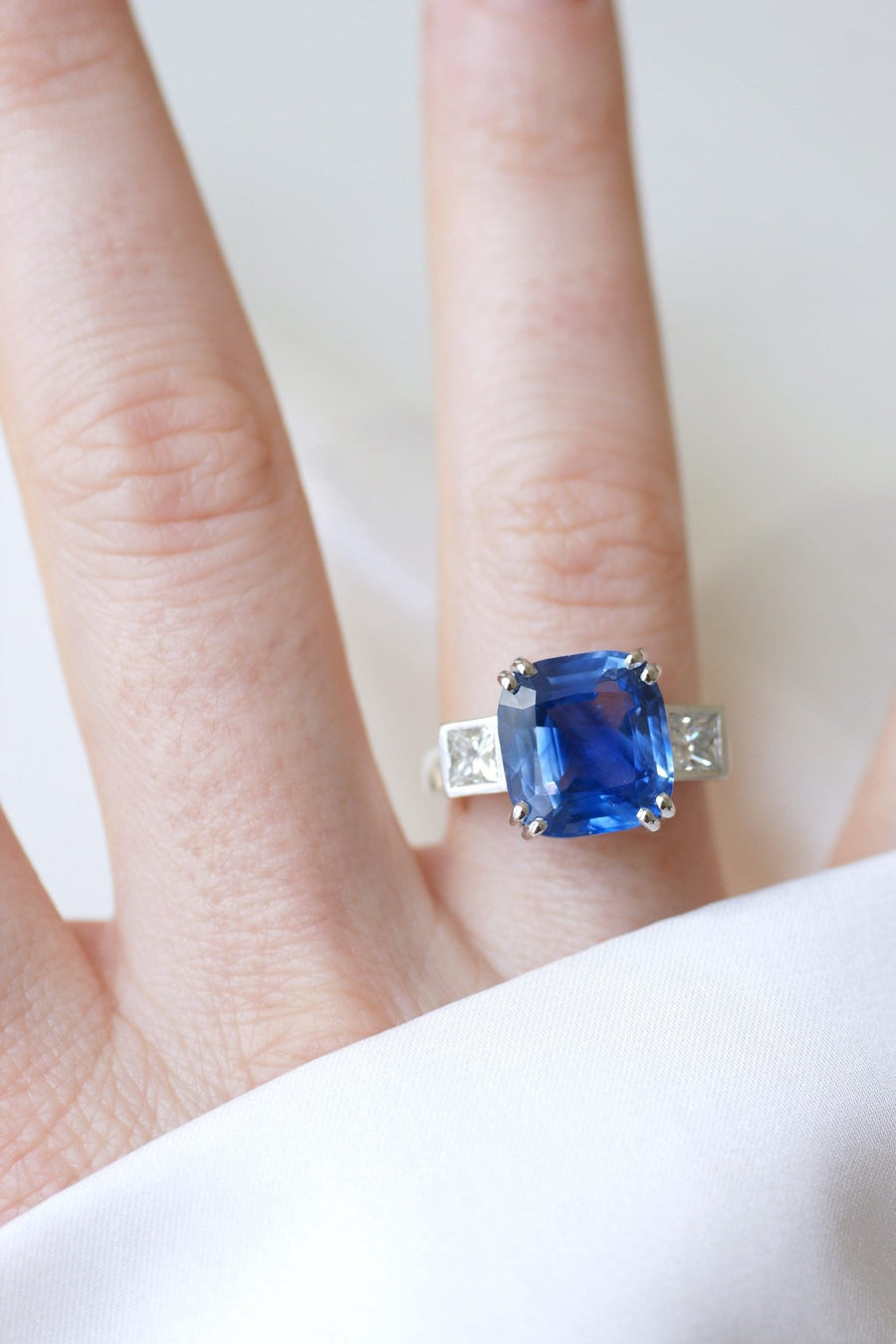 7.94 Cts Ceylon Sapphire and diamonds on white gold ring - Galerie Pénélope