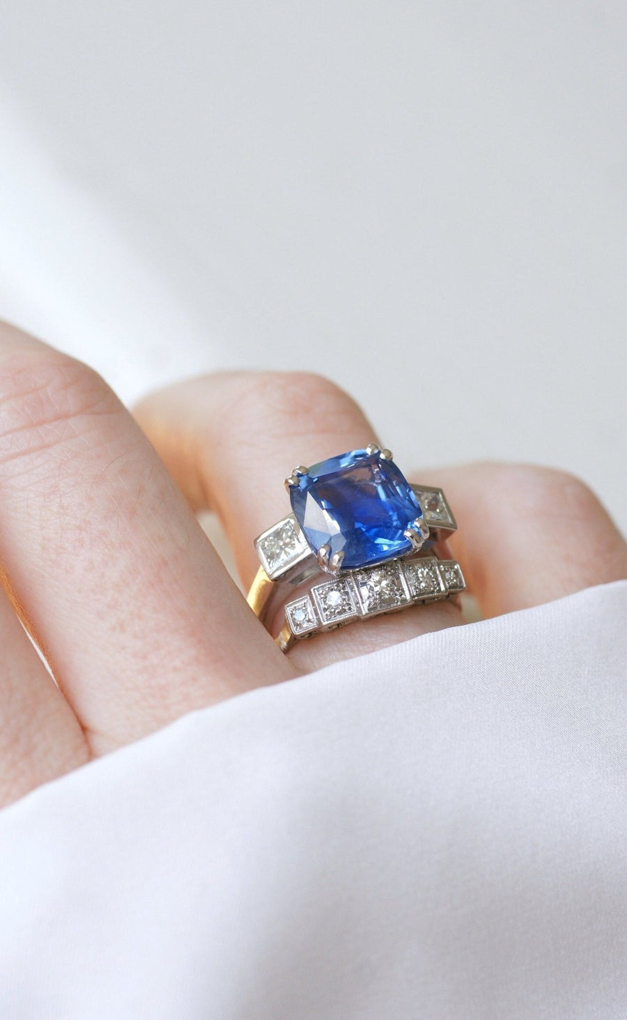 7.94 Cts Ceylon Sapphire and diamonds on white gold ring - Galerie Pénélope